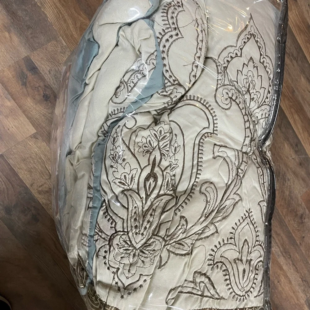 Queen size Elegant Cream and Blue Paisley Comforter Set